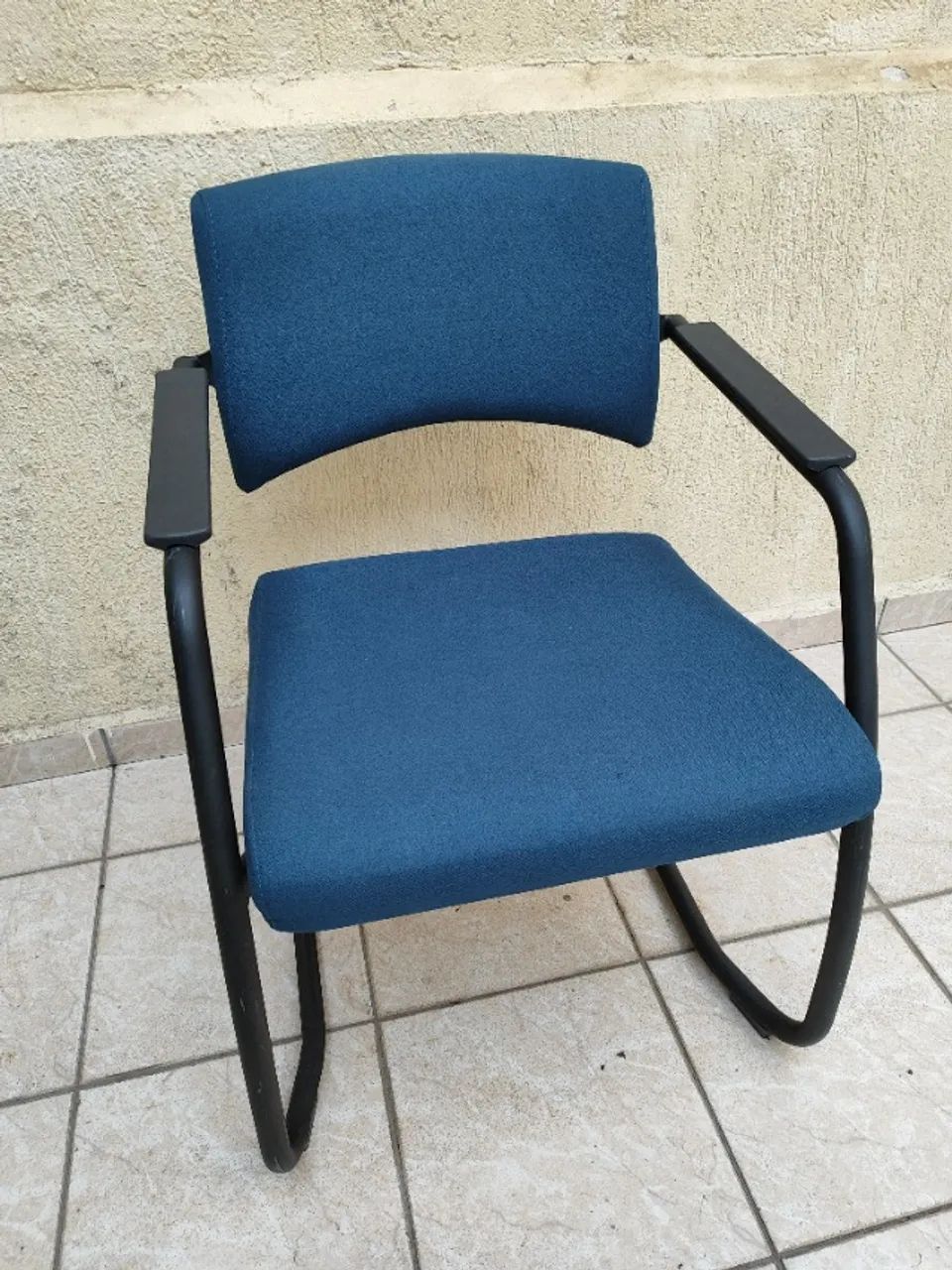 Cadeira Fixa em Tecido Estofada com Braços Confortável - Cavaletti