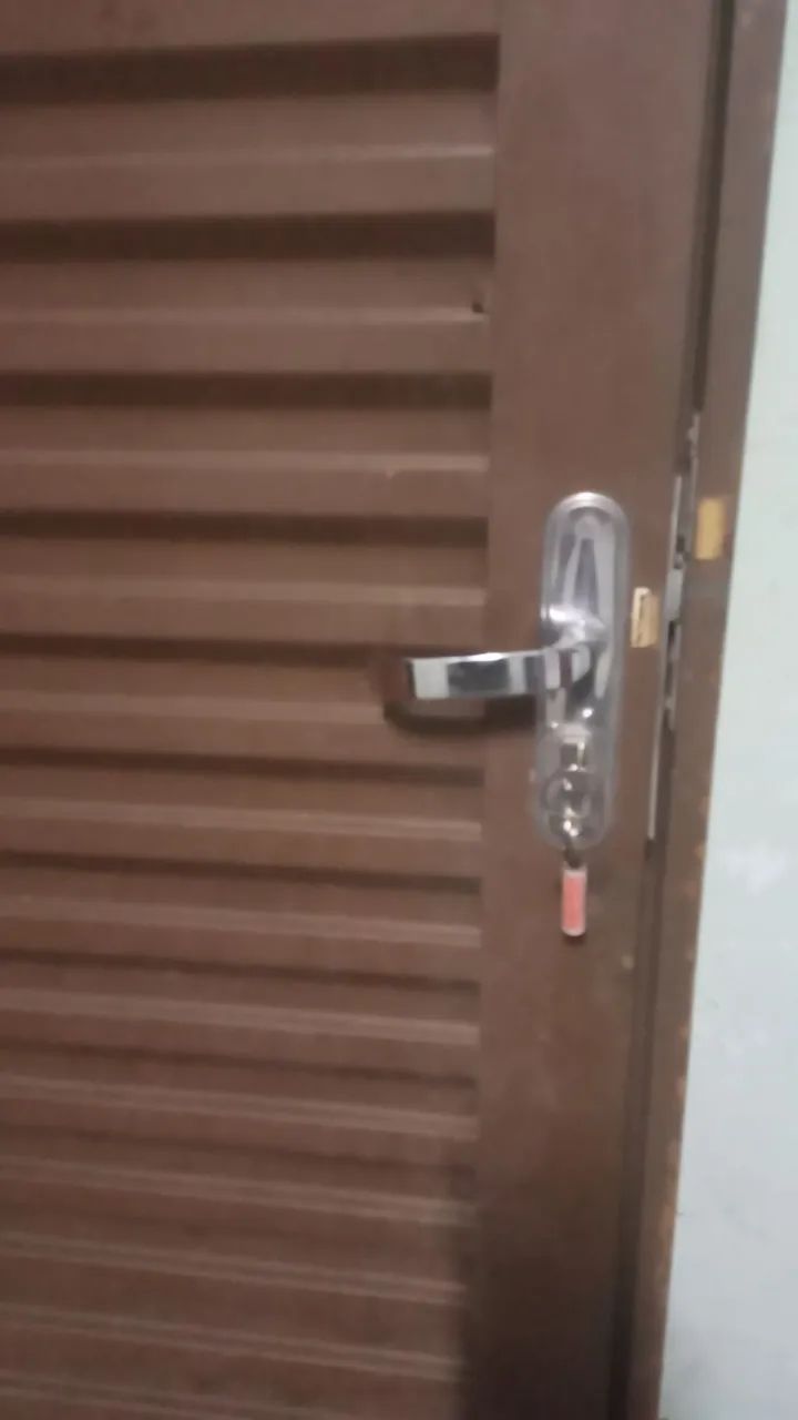 Porta de ferro com batente r chaves - Foto 3