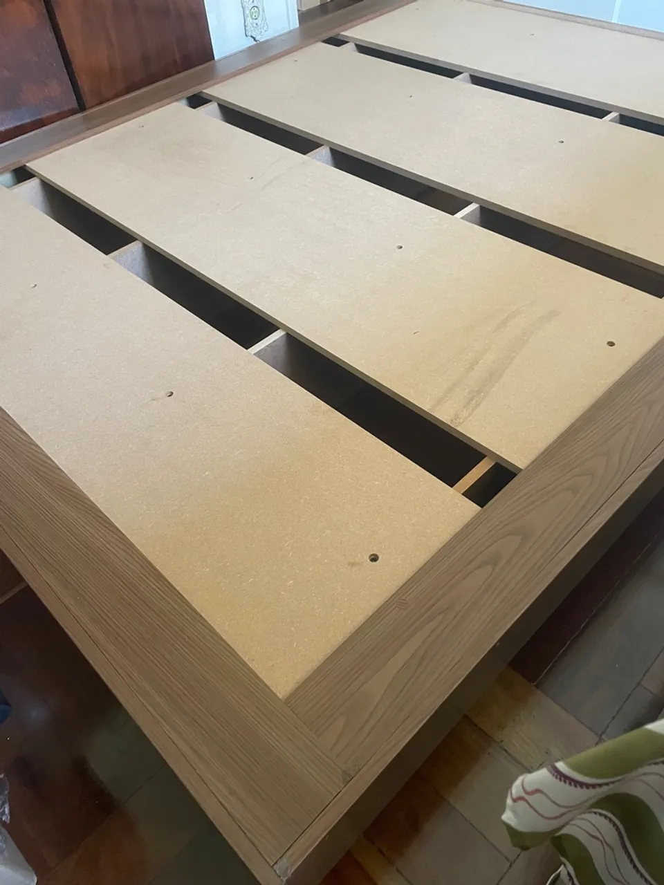 Cama de madeira com estrado