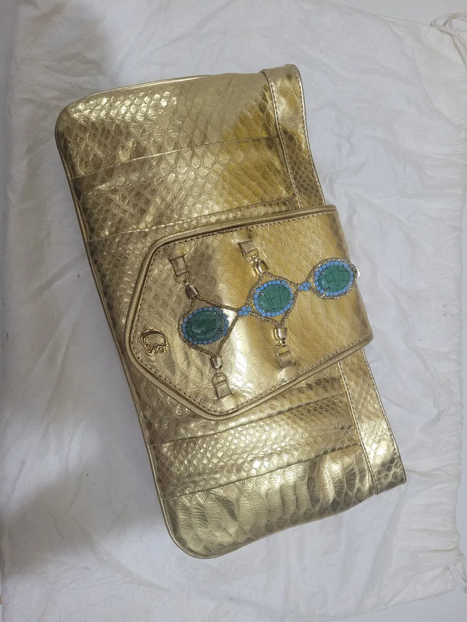 Bolsa de mão dourada com pedrarias da Carmen Steffens