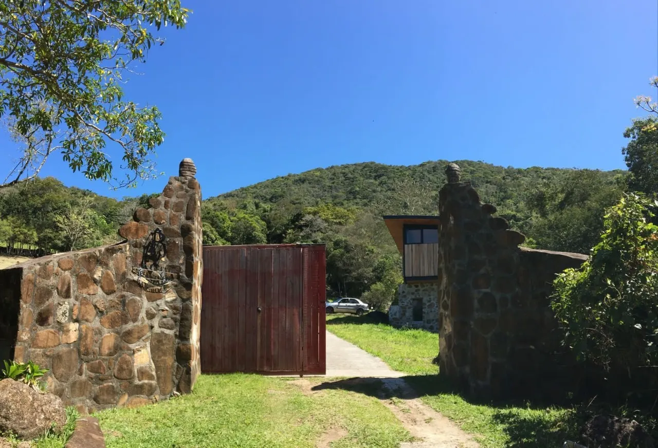 Lindo sitio condomínio fechado com vista mar