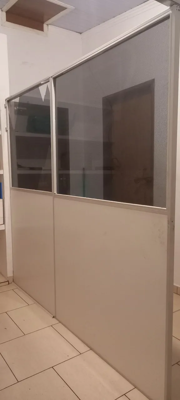 Divisória para escritório, com vidro. Divisoria Naval