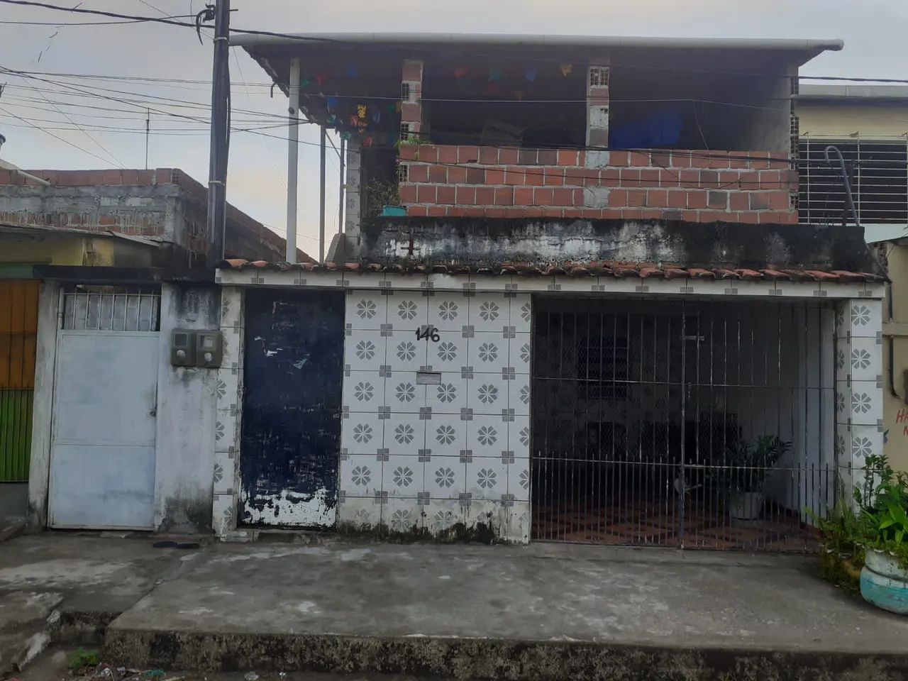 Casa com primeiro anda e com terreno. mas com casinhas mais quintal.