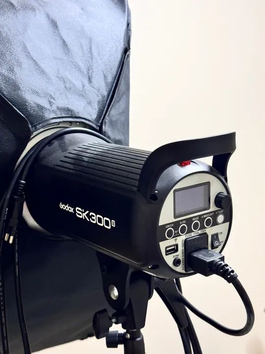 kit 2 flash tocha godox Sk-400 li Softbox 60x60 e tripé  - Foto 2