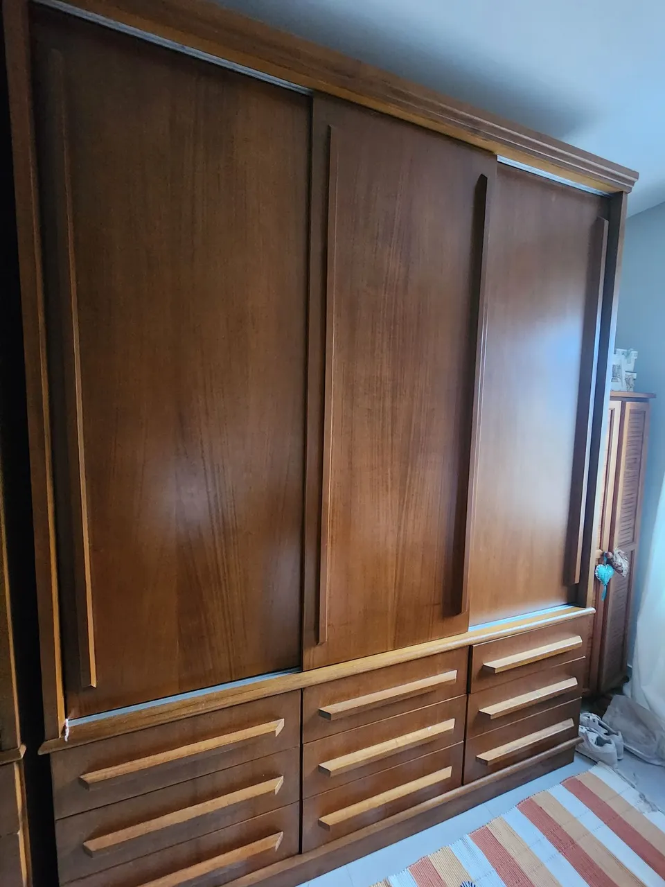 Guarda-Roupa de madeira com Gavetas