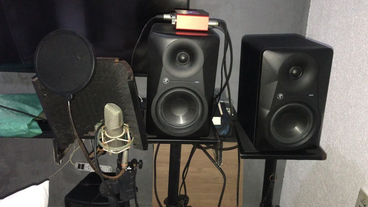 Monitores de áudio Mackie CR5-X Studio