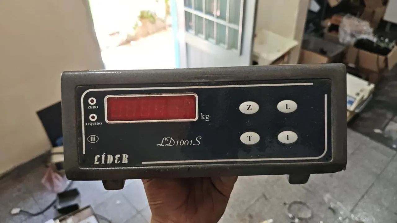 2 balanças plataforma 1x1m 1t outra 50x40 150kg