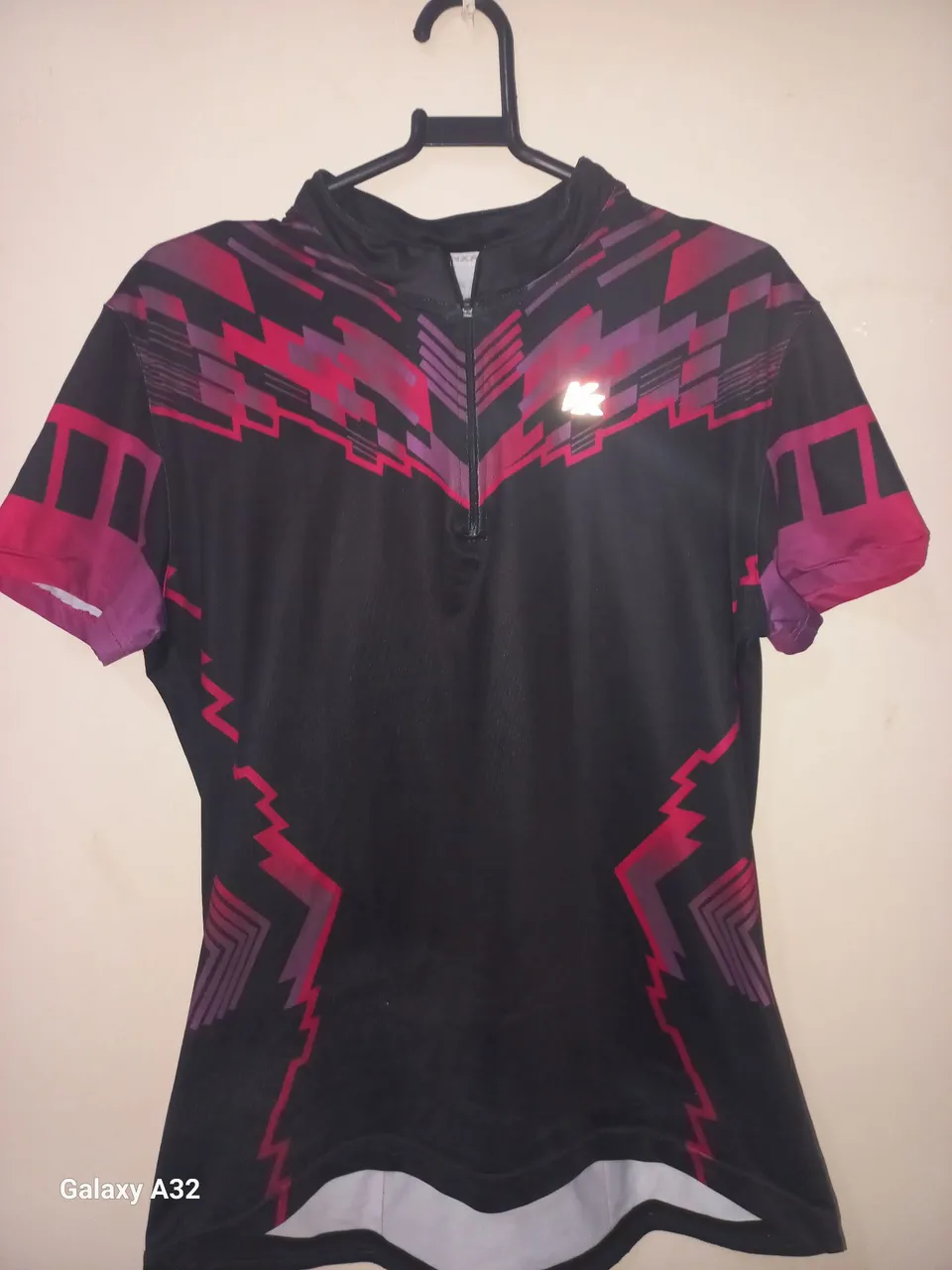 Camiseta Esportiva Masculina com Detalhes Vibrantes