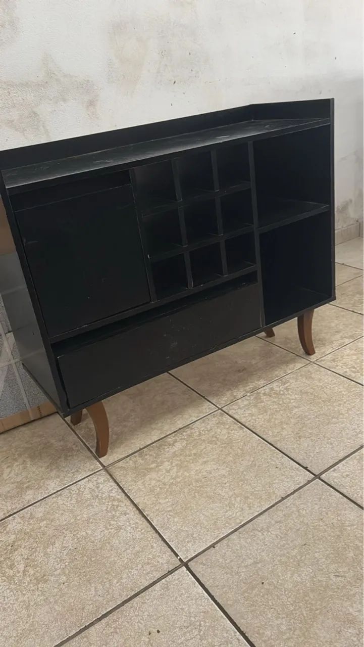 Armário de madeira preto com prateleiras