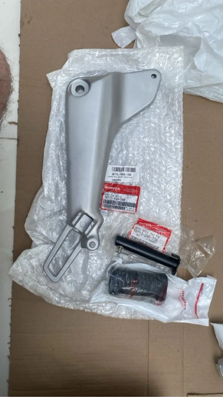 Par de bacalhau esquerdo e direito, com pedaleiras novo original Honda  - Foto 2