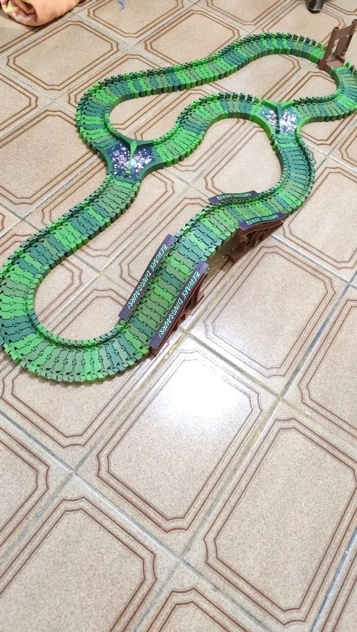 Pista Flexível Dinossauro - 200 Peças + 3 Dinossauros<br> - Foto 3