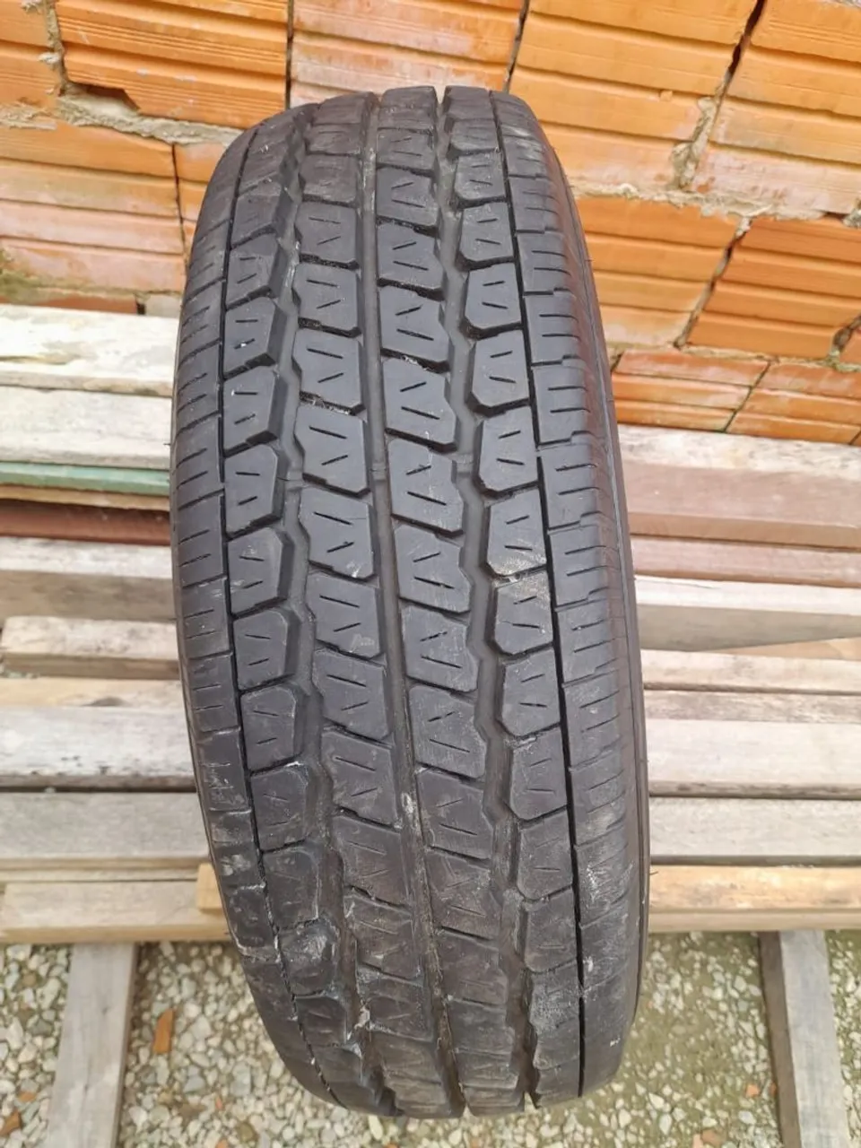 Pneu aro 15 semi novo