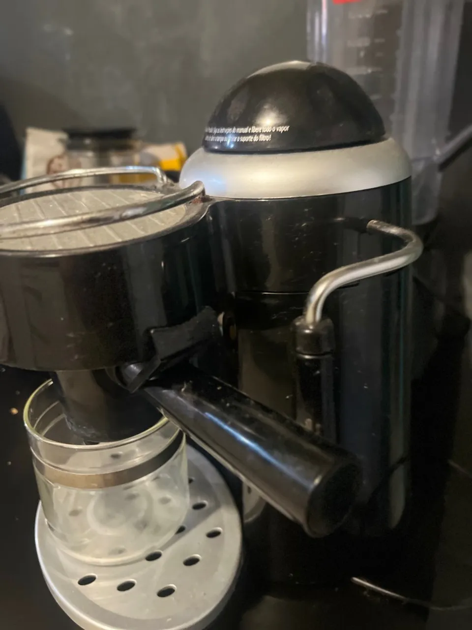 Cafeteira Elétrica Compacta - Prepare seu café com praticidade!