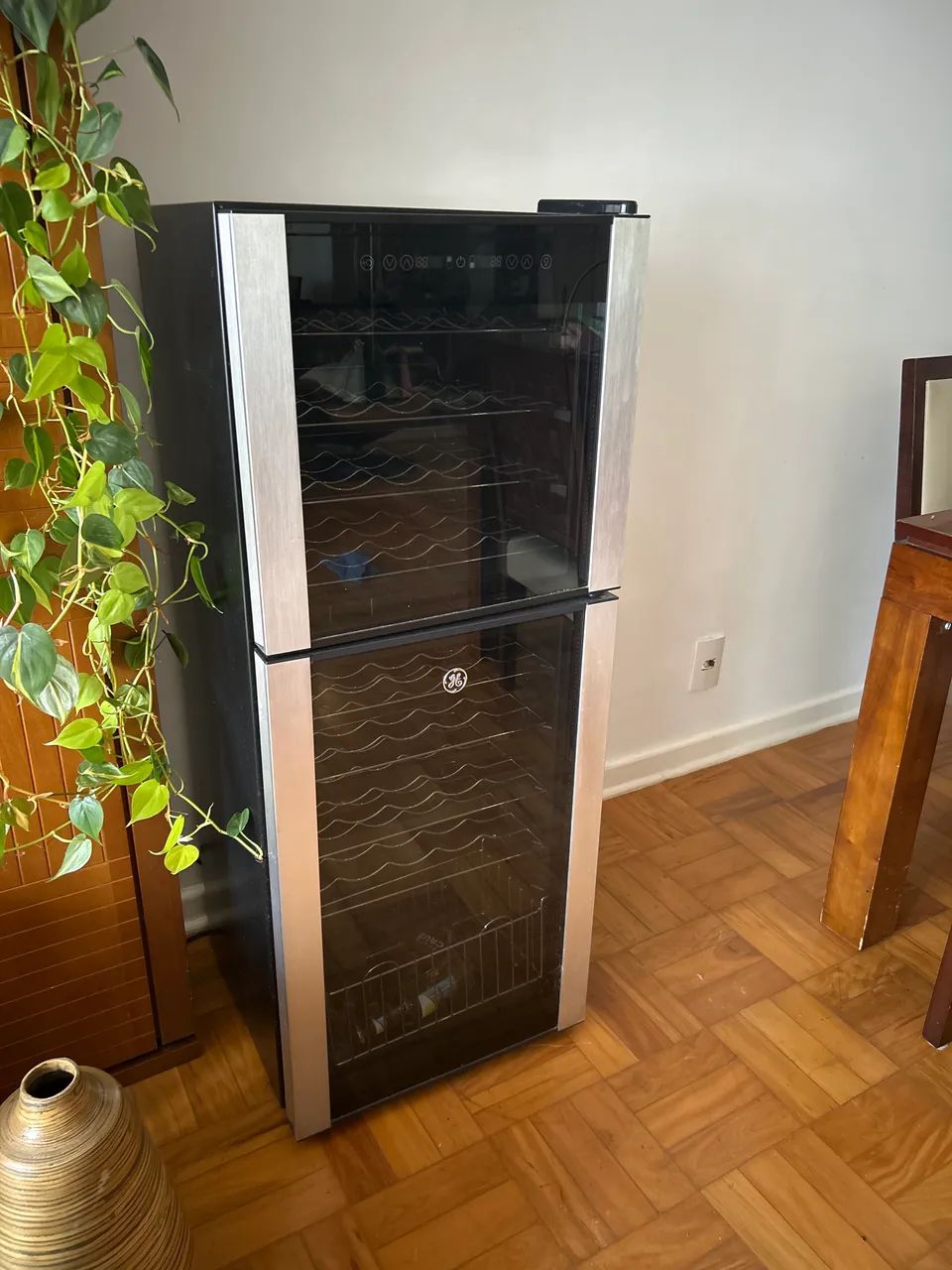 Adega geladeira de vinhos com duas portas GE