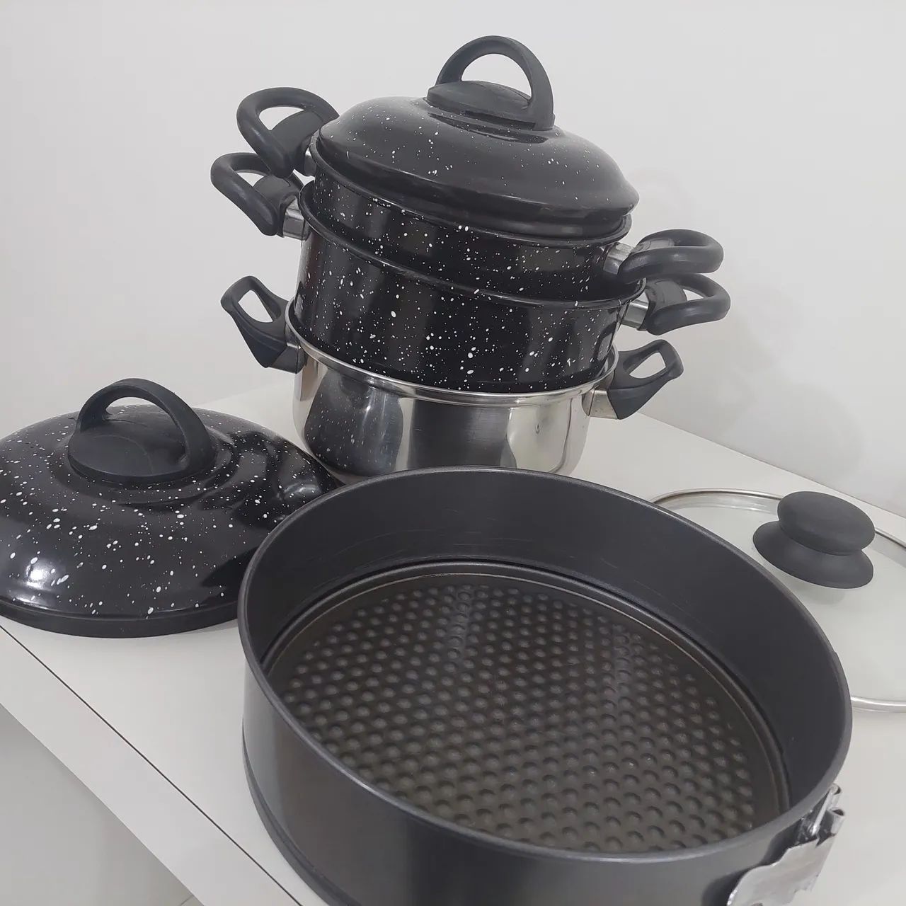 Conjunto de Panelas e Forma para Bolo
