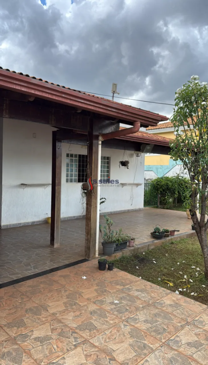 EXCELENTE CASA COM 3 QUARTOS COM SUÍTE E LOTE DE 800M² ÁREA VERDE E CHURRASQUEIRA