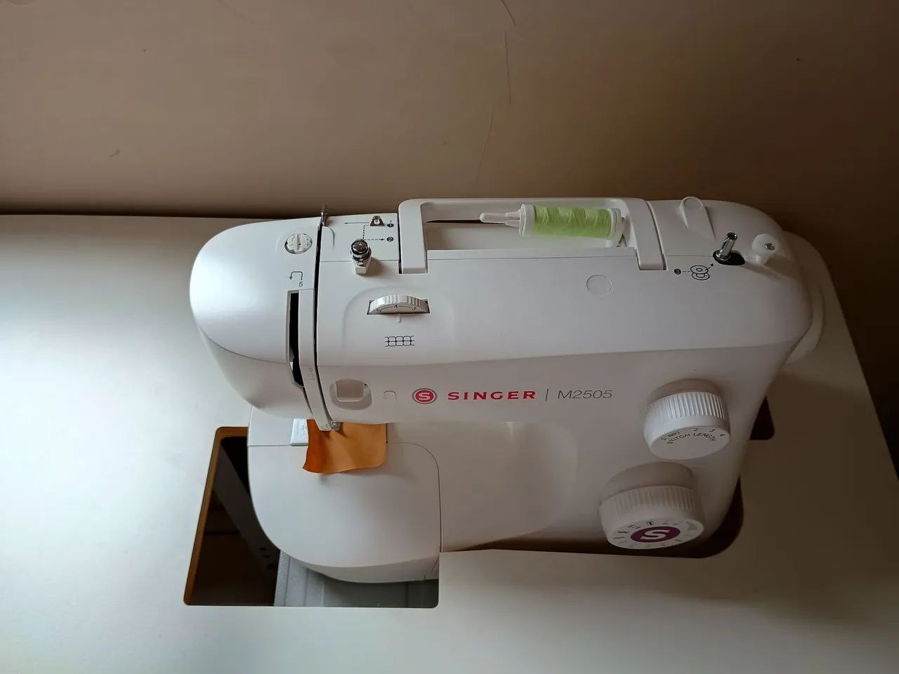 Máquina de costura com gabinete  - Foto 5