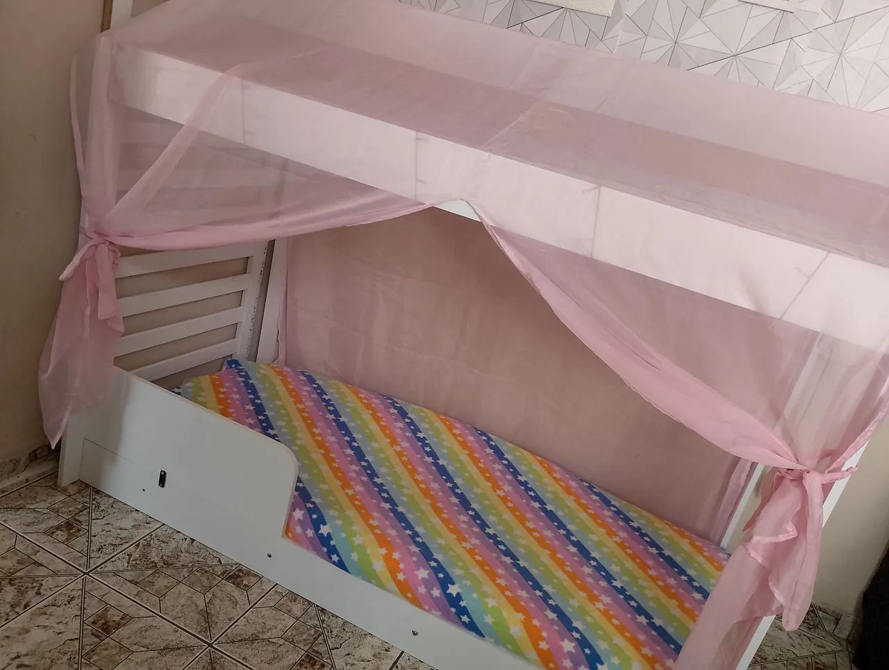 Cama montessoriana infantil 