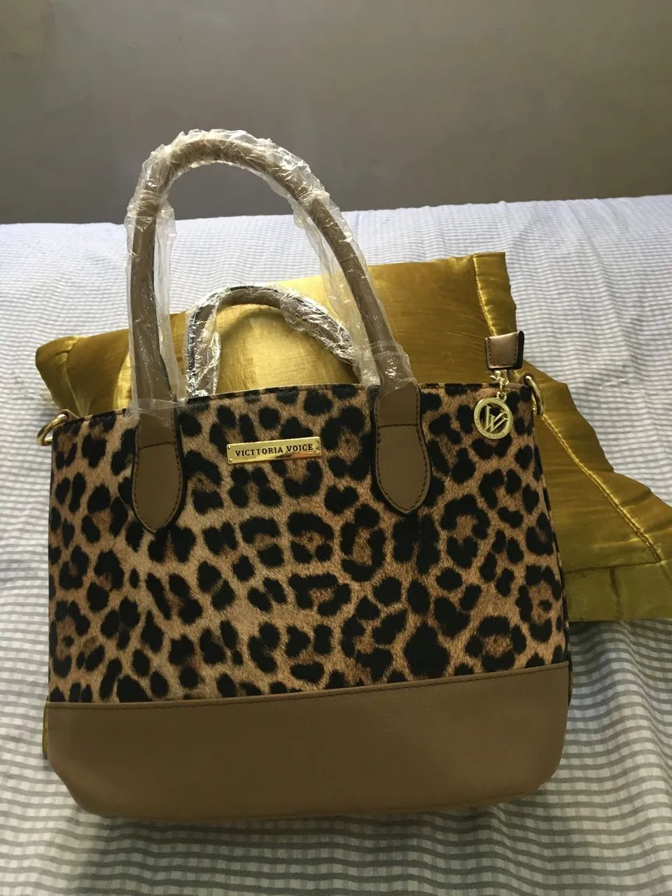 Vendo bolsa oncinha nova,tamanho médio de couro linda! - Foto 2