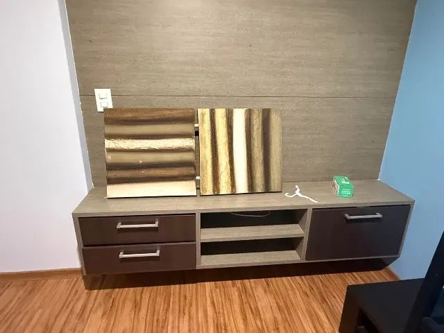 Rack para aTV com painel de madeira 