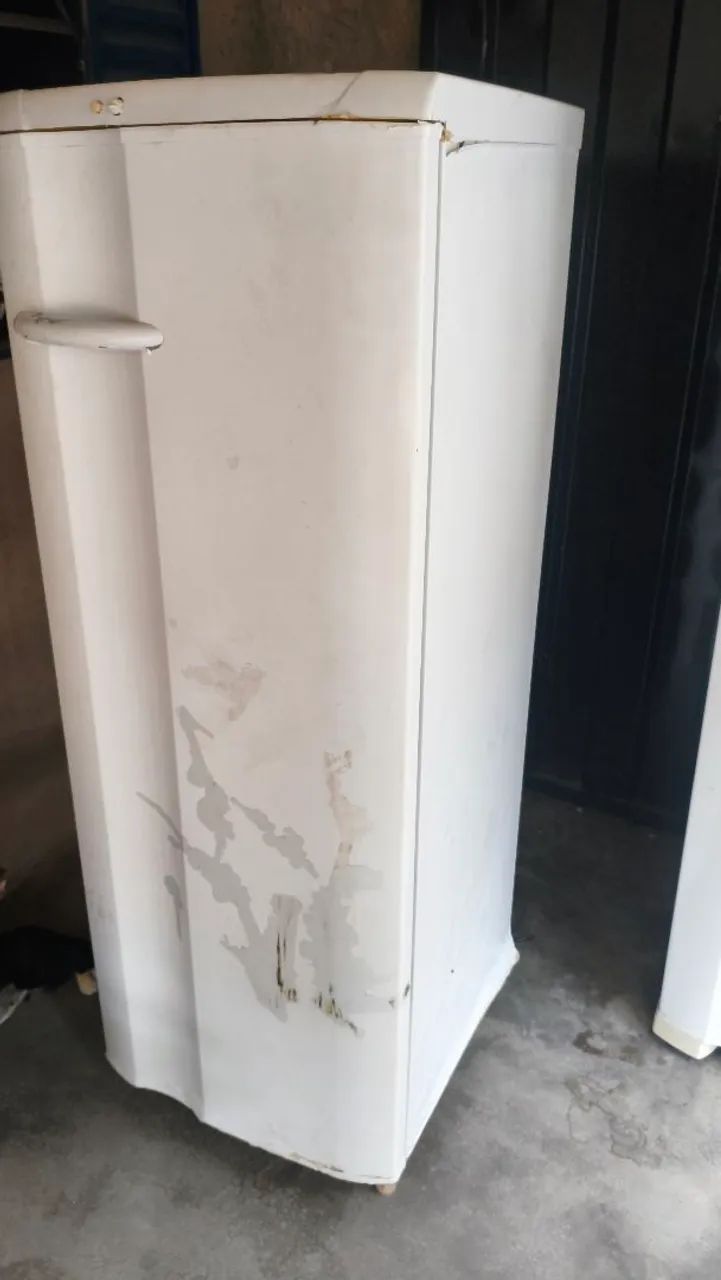 Vendo geladeira pequena, funcionando perfeitamente, e congelando  - Foto 4