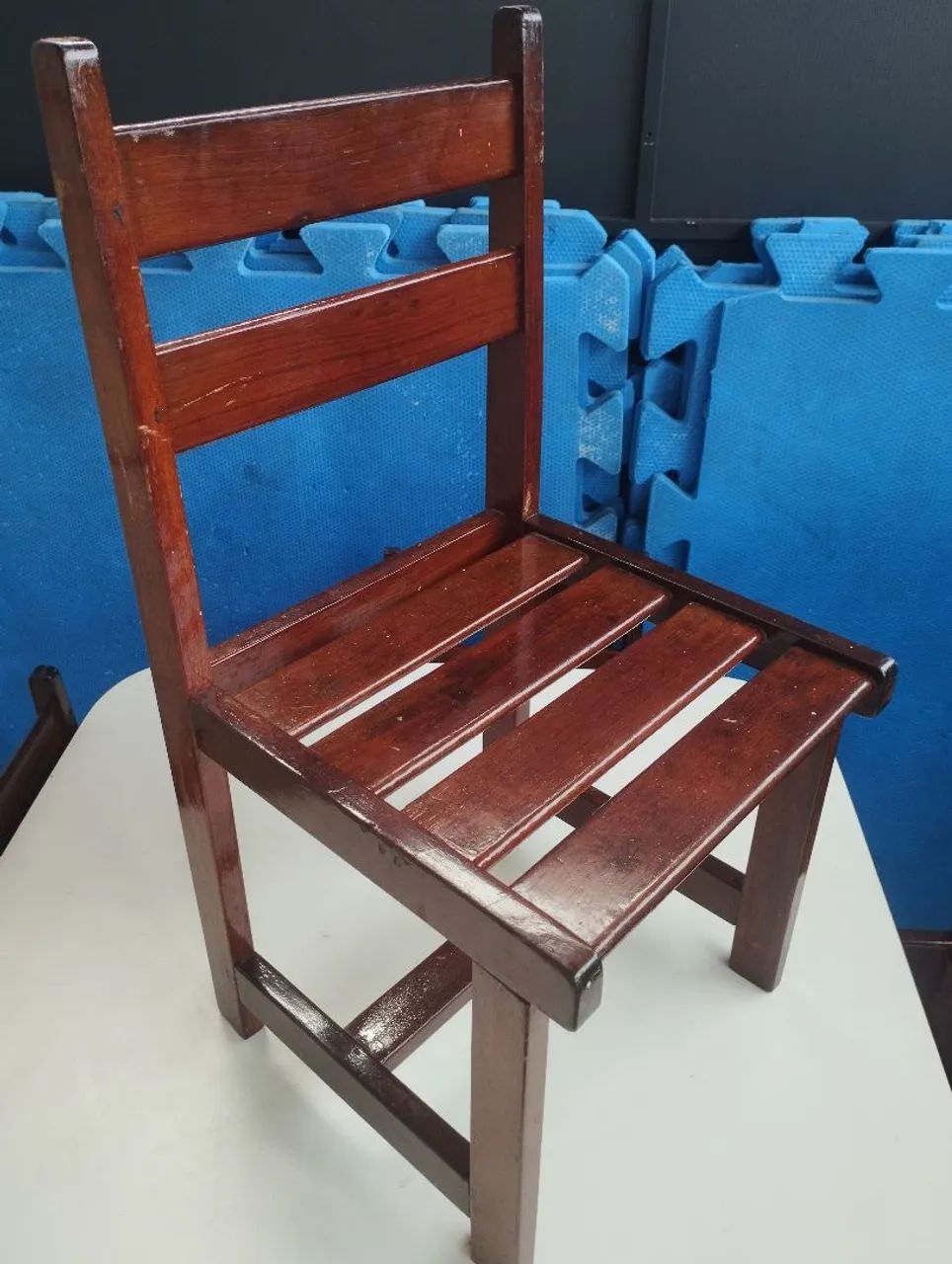 Vendo mesa e cadeiras de madeira