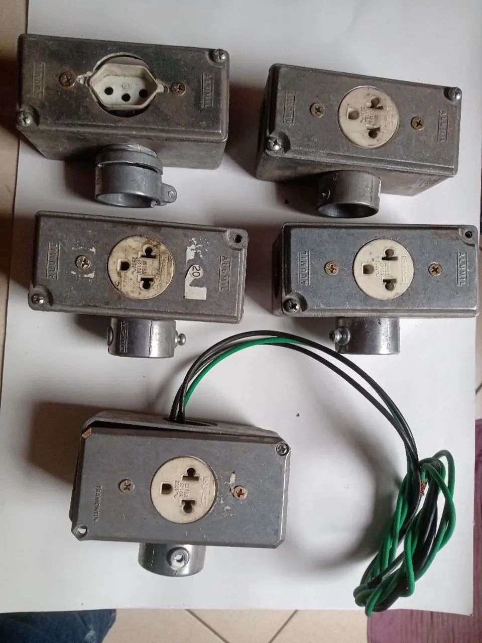 5 X Conduletes de metal 1" com 1 tomada 10A