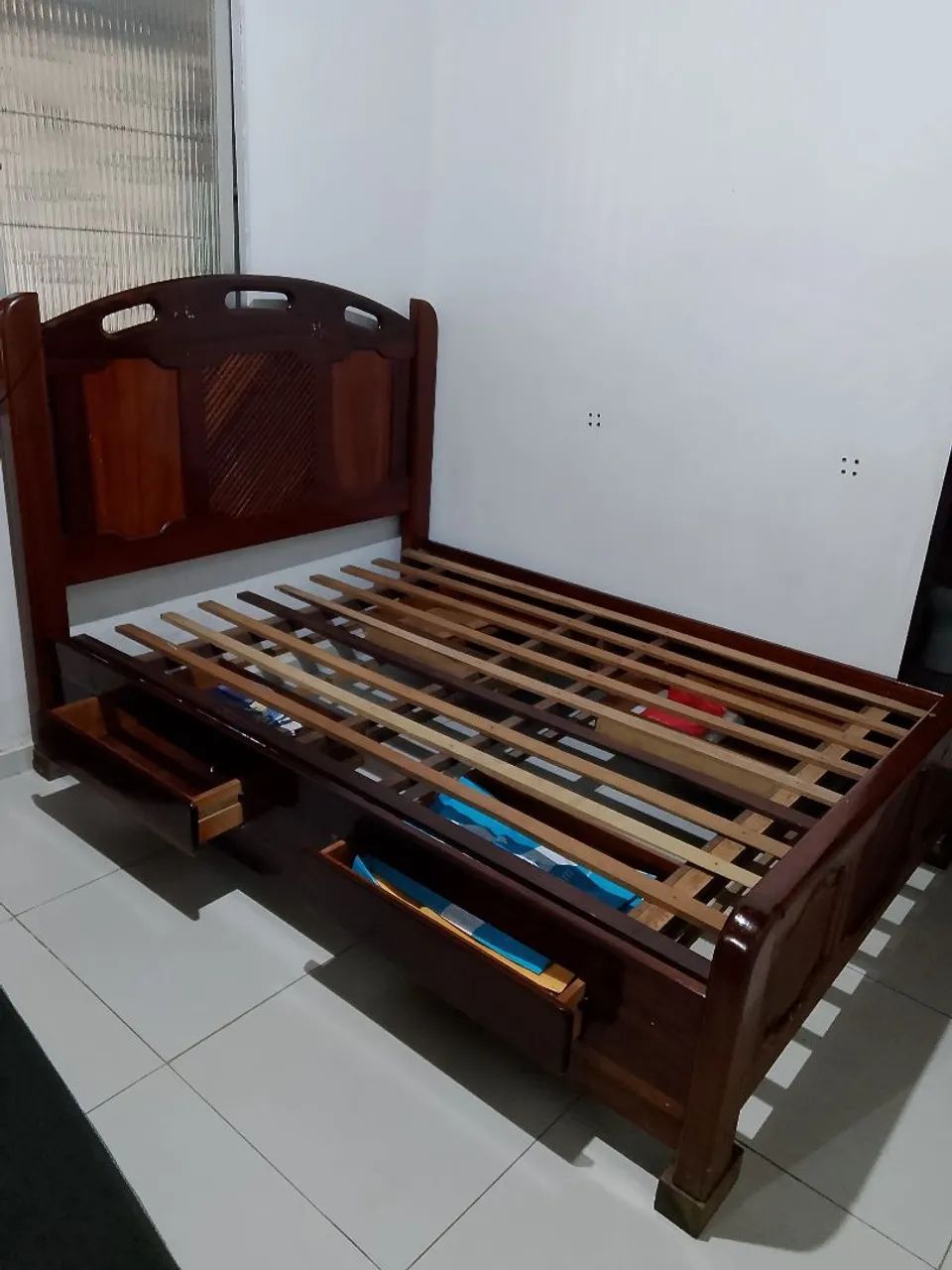 VENDO CAMA DE MADEIRA MACIÇA. 