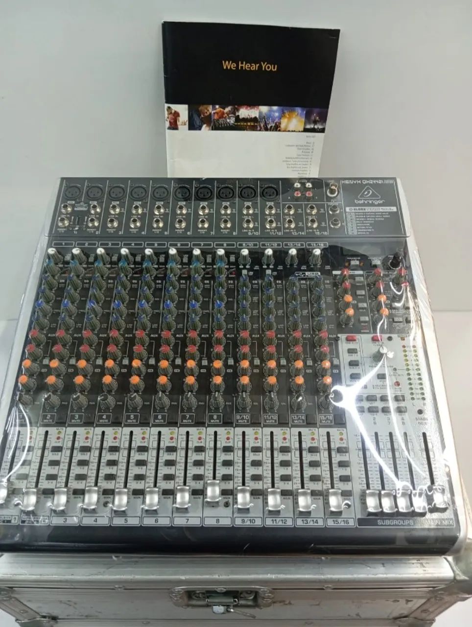 MESA DE SOM ANALÓGICA MARCA: BEHRINGER MOD: QX 2442 USB COM CASE