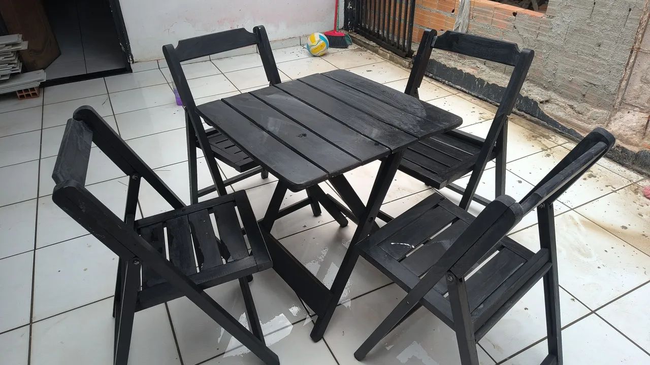 Vendo jogo de mesa com 4 cadeiras