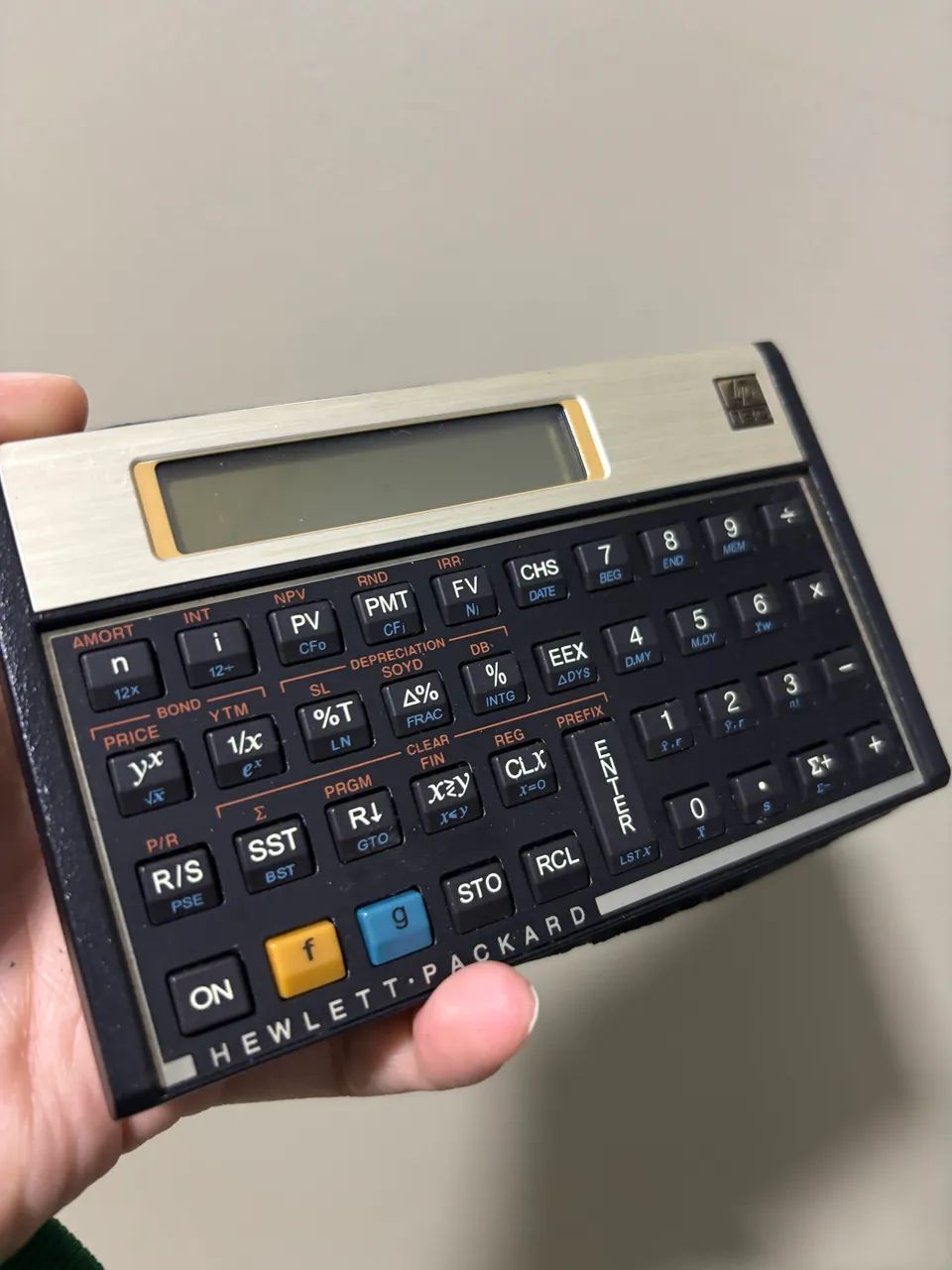  Calculadora Financeira HP 12C clássica com visor LCD e placa frontal dourada. - Foto 4