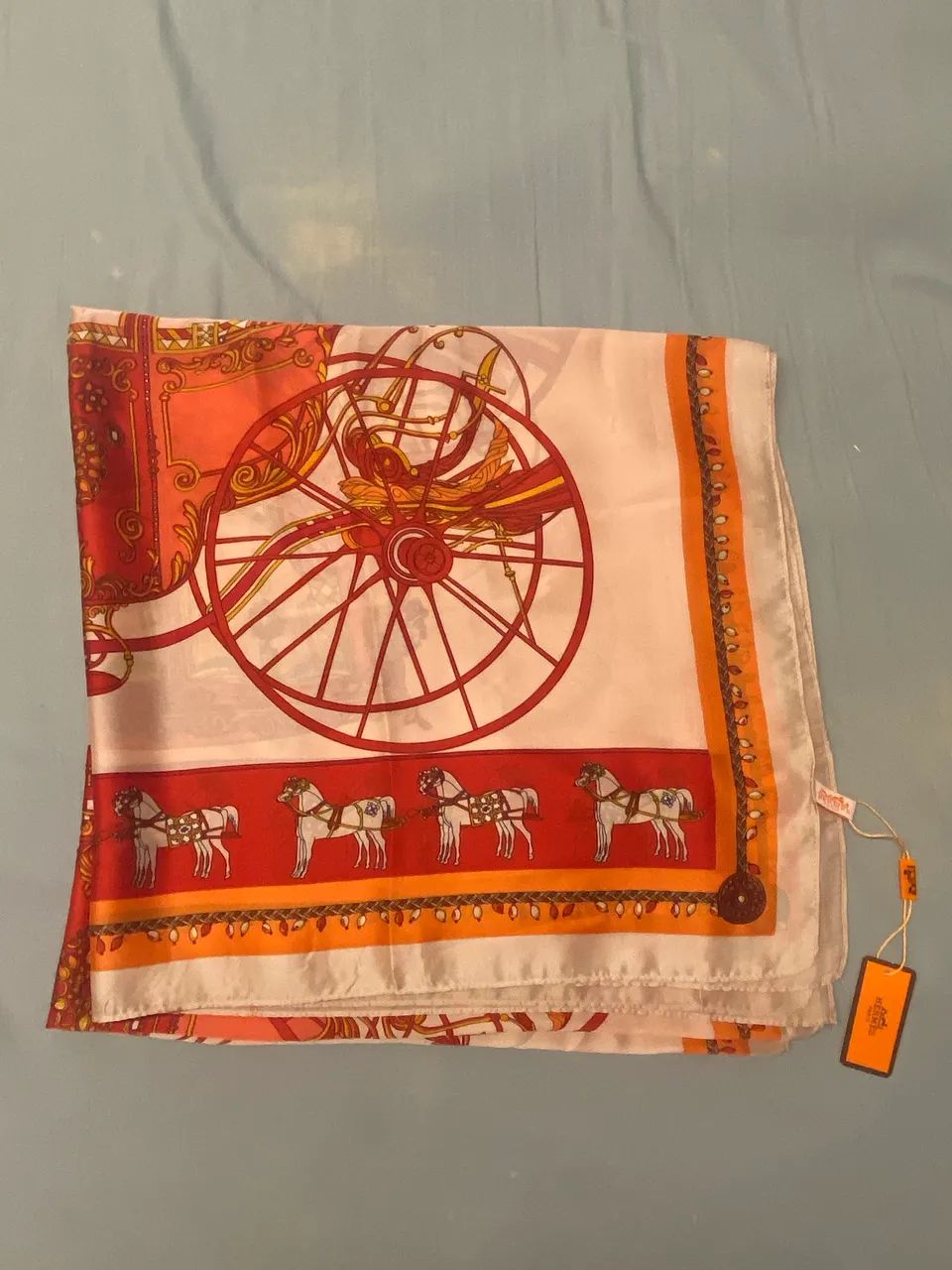 Lenço inspirado da marca francesa Hermes com detalhes em rosa vermelho e laranja carruagem