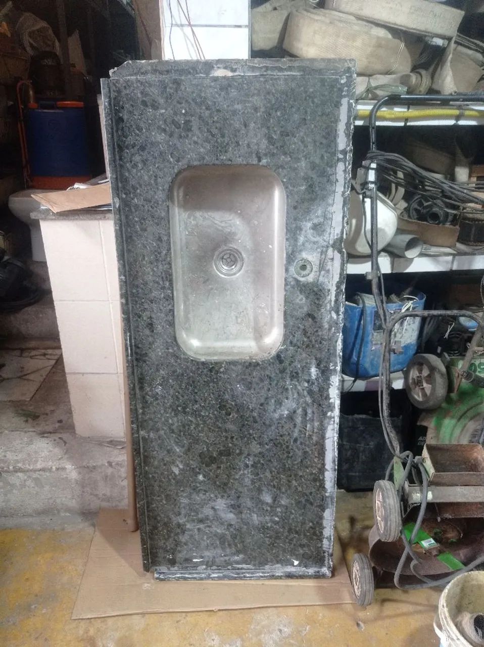 Vendo pia com bancada comprimento da bancada 61/5de largura e 67 de comprimento e a pia 