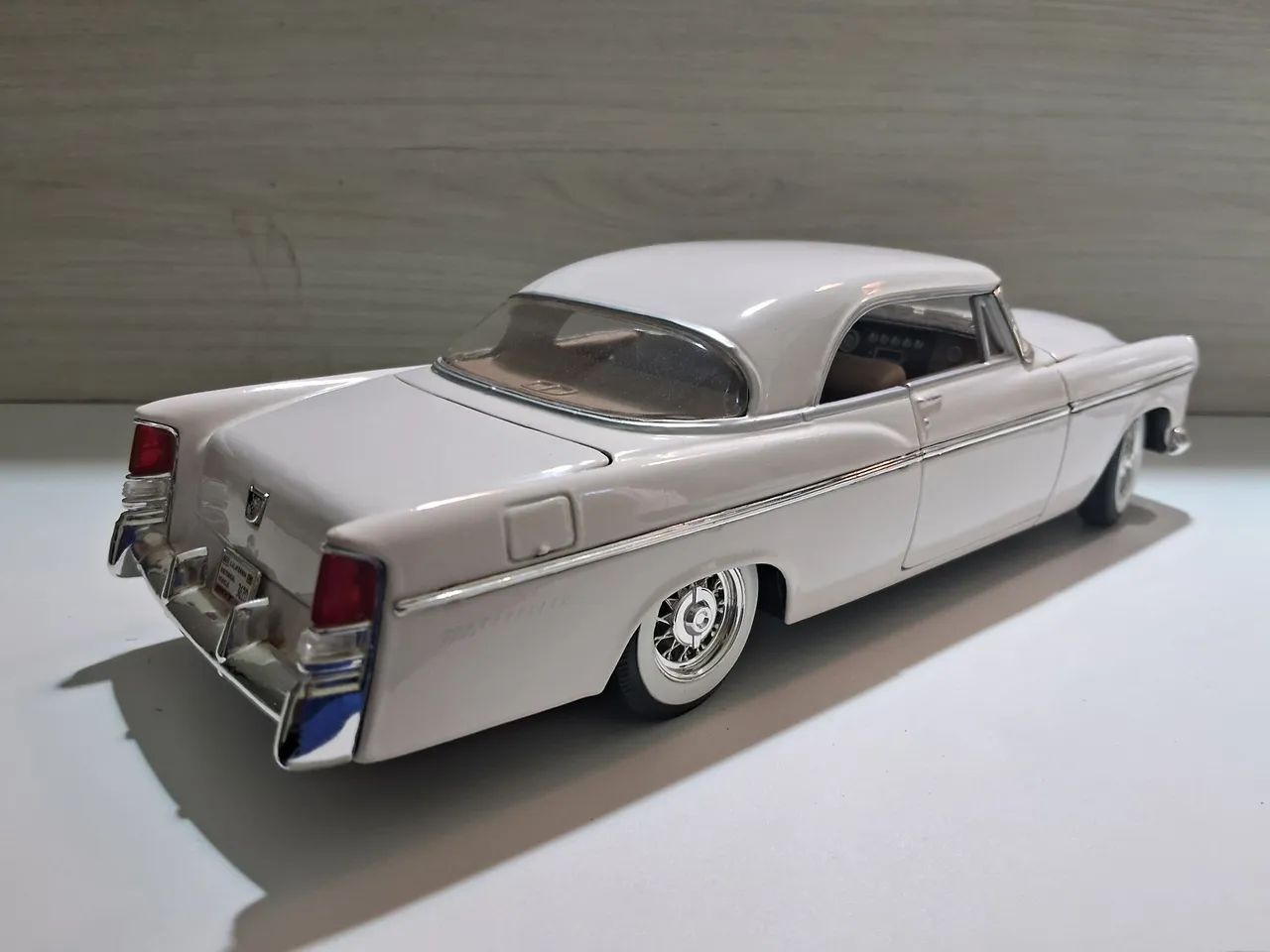 Miniatura Chrysler 300B 1956 Branco escala 1.18 - Foto 5