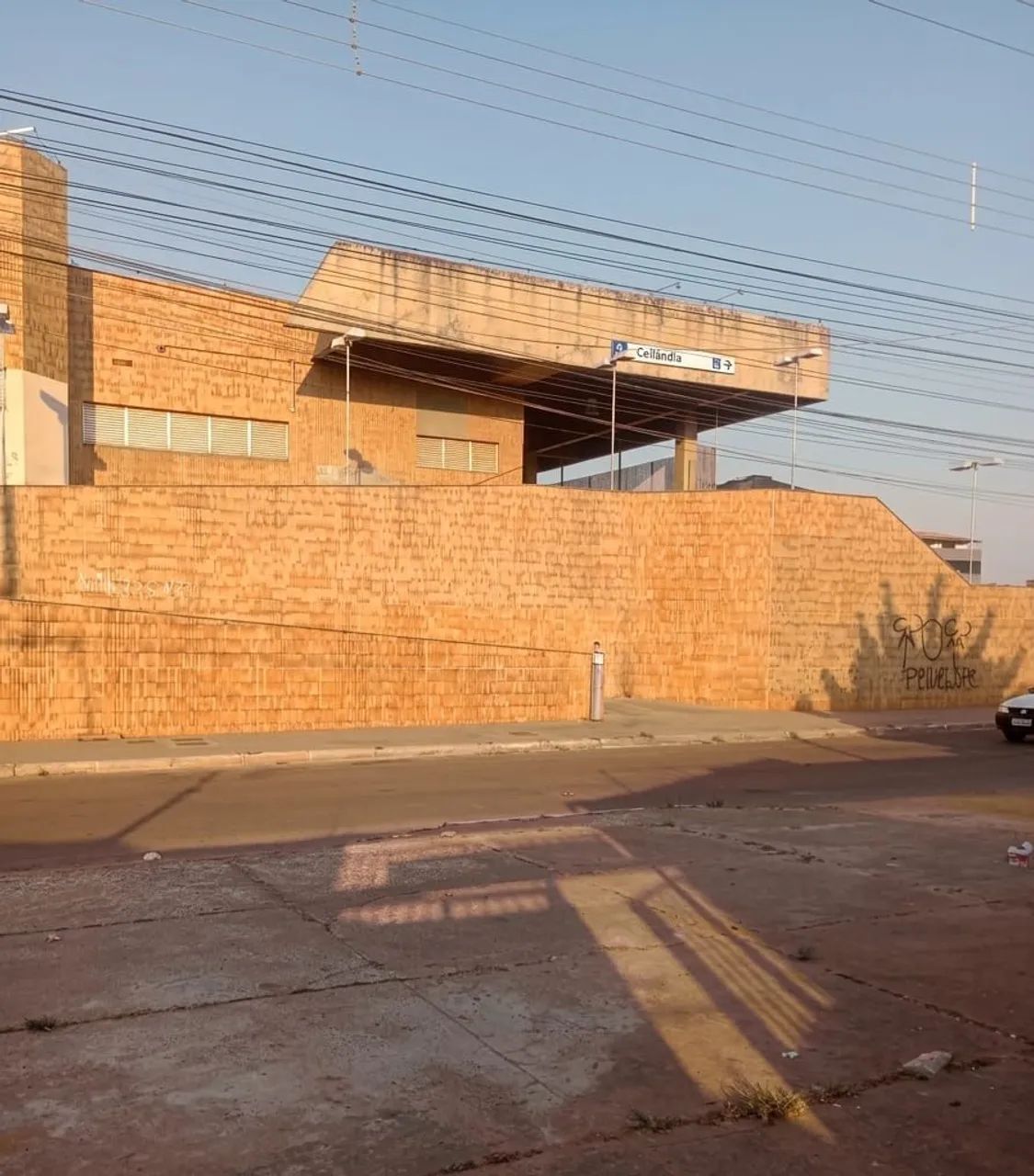 Vendo Casa em frente a estação de metrô 