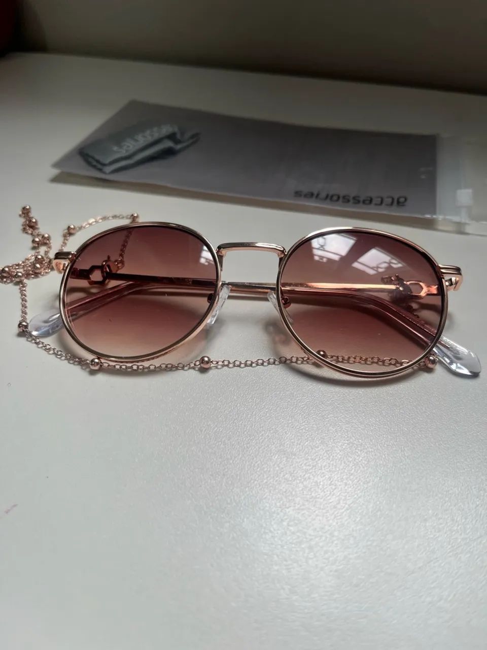 Óculos de Sol Redondo com Lentes Degradê e Corrente ? Renner