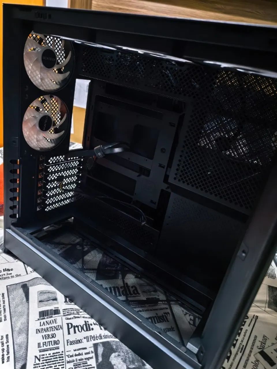 Gabinete Montech HS01 com 05 fans ARGB e controladora - Foto 2