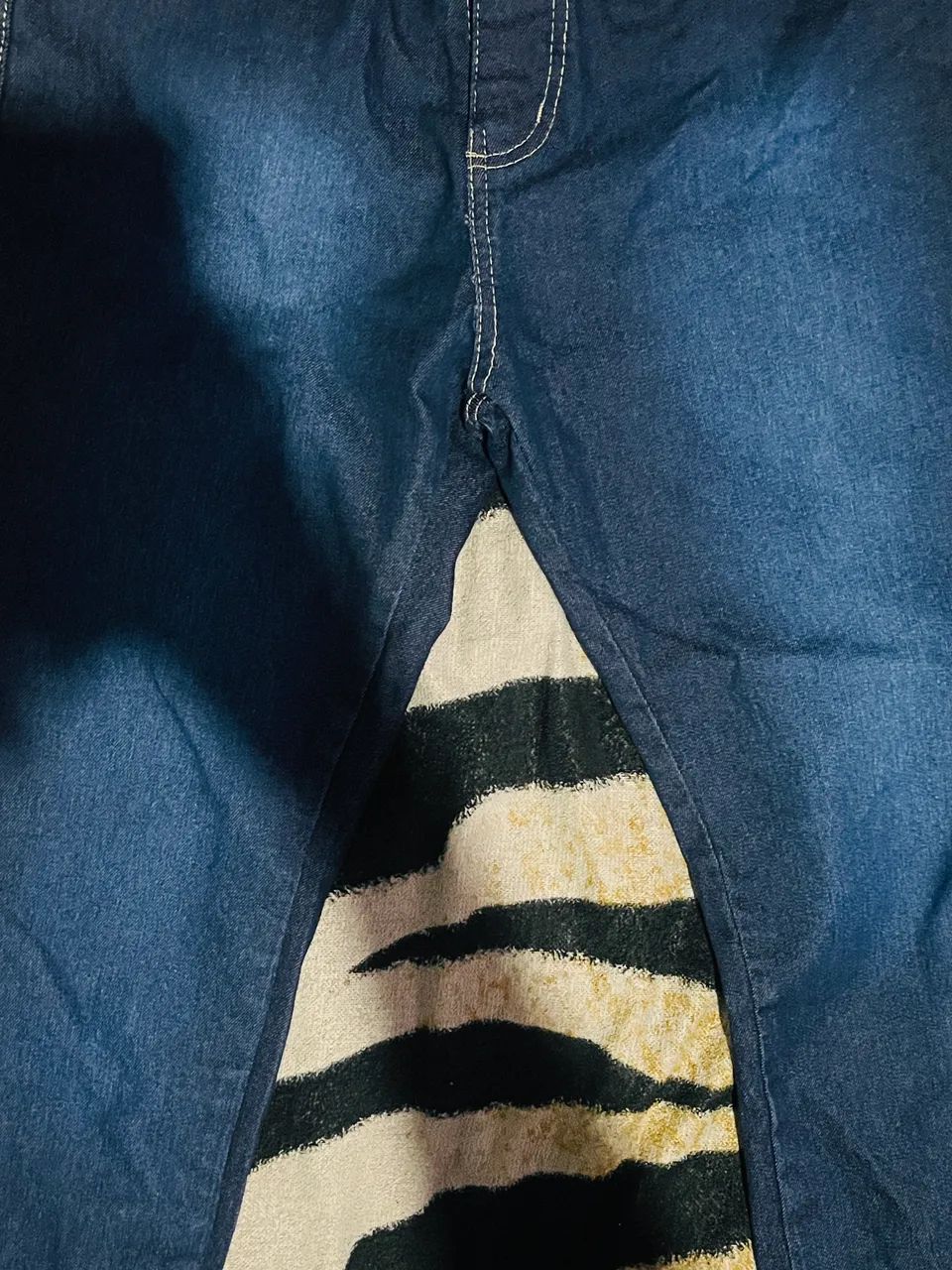 Duas calça jeans uma preta e uma azul