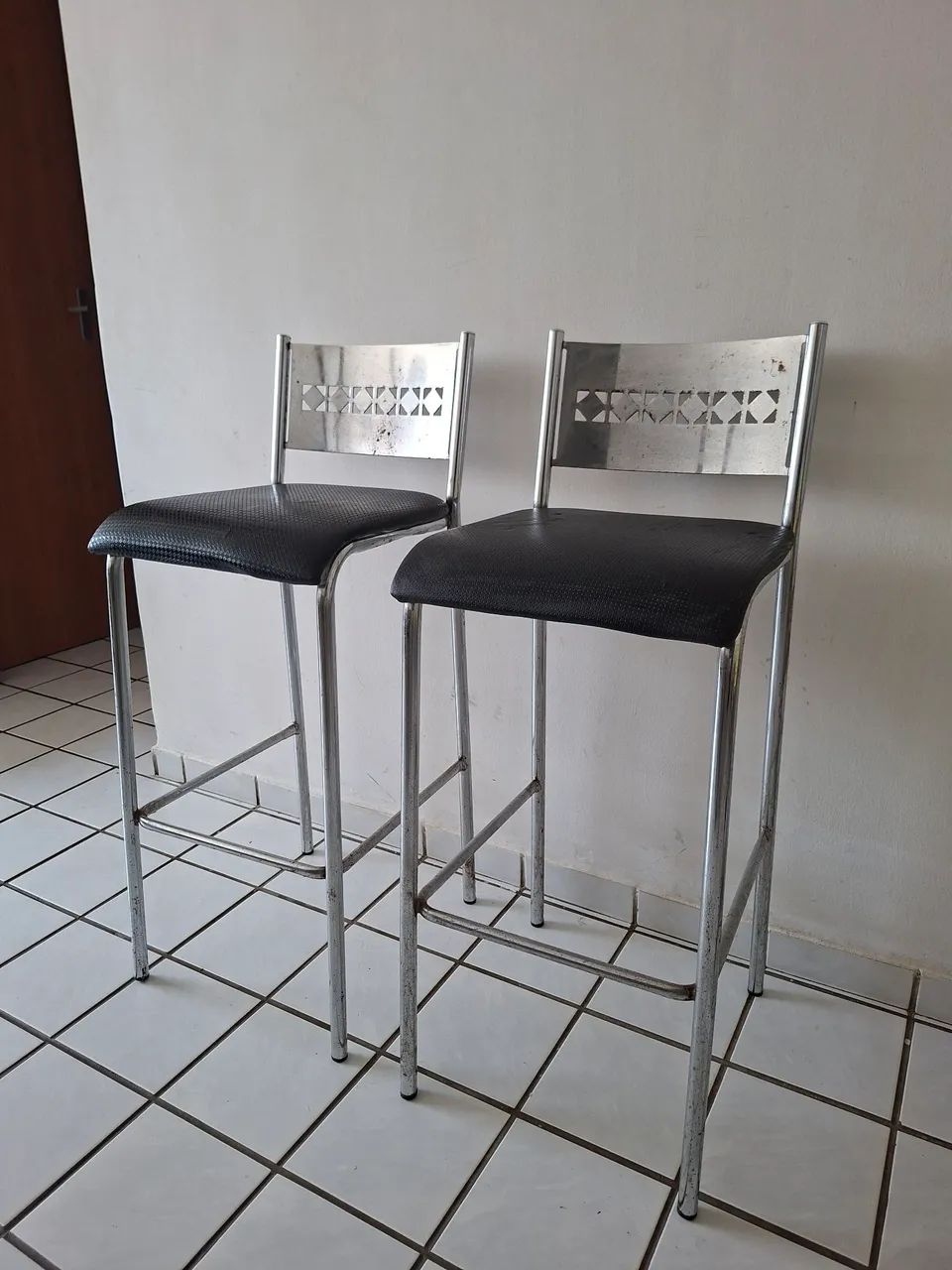 Vendo 2 banquetas - R$ 250 - Foto 2
