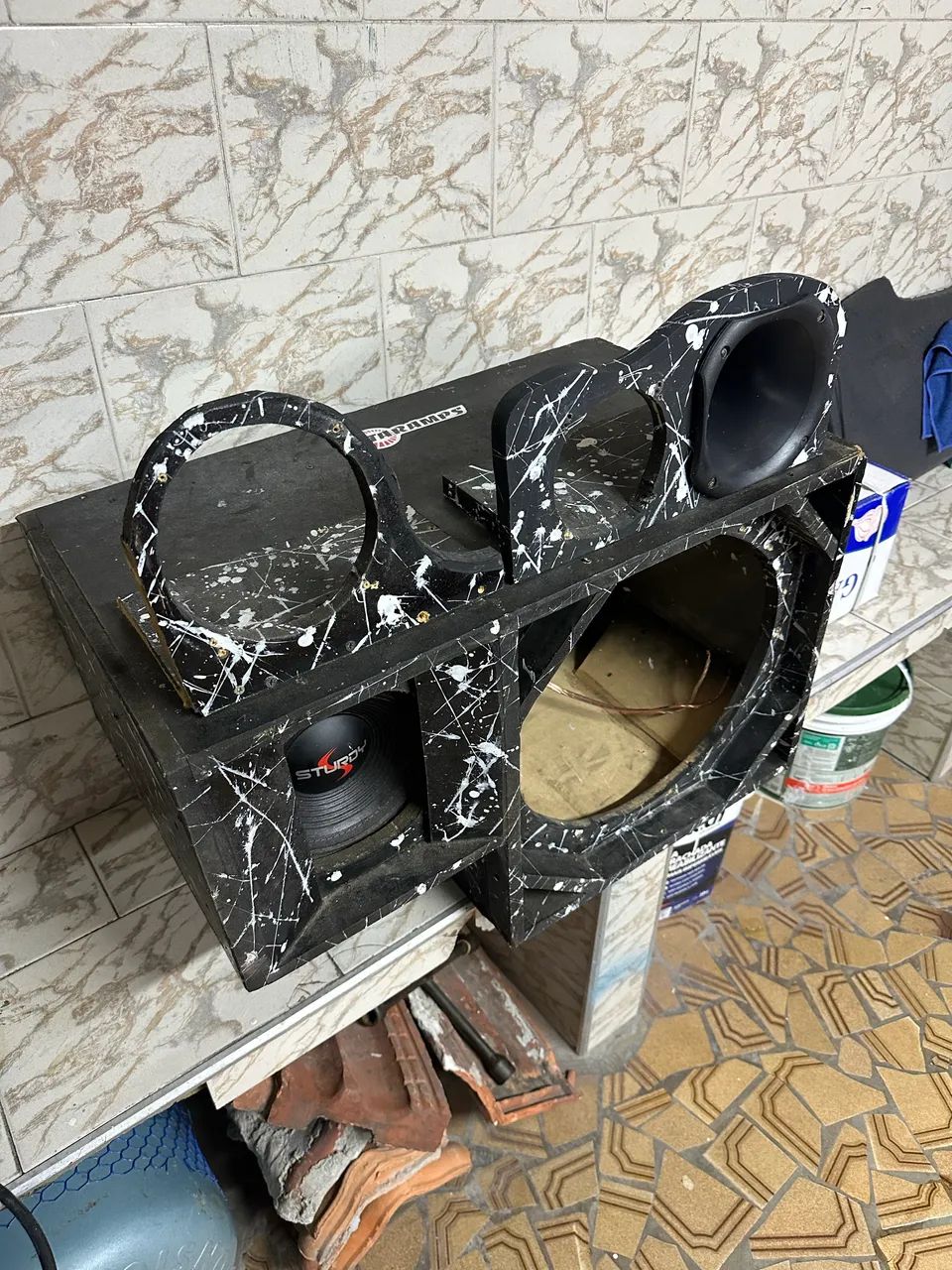 Vendo caixa vazia de 15 polegadas com médio de 8