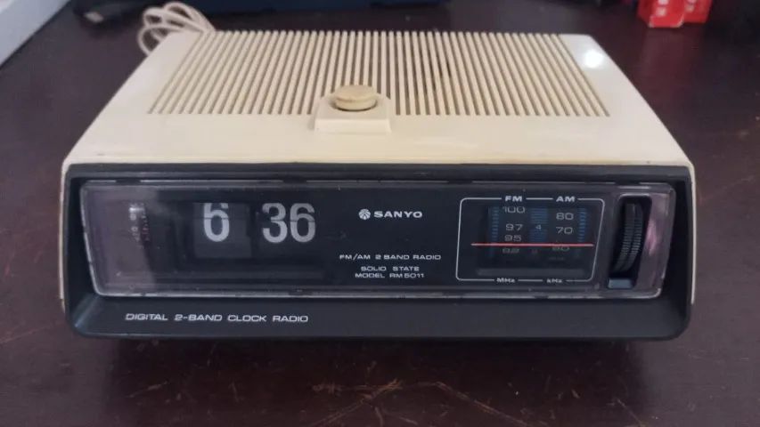 Rádio Relógio Sanyo Antigo de Palheta #