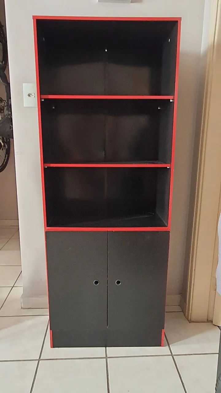 Estante com prateleira e porta
