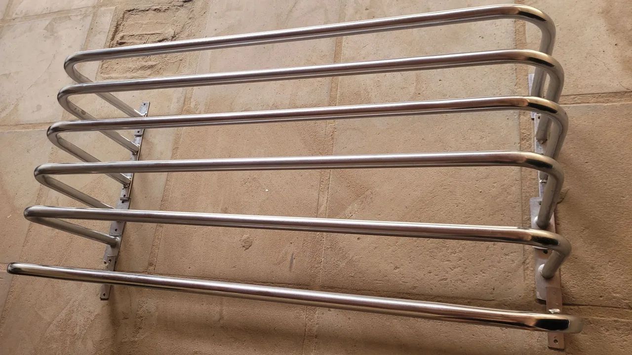 Arara de parede cromada