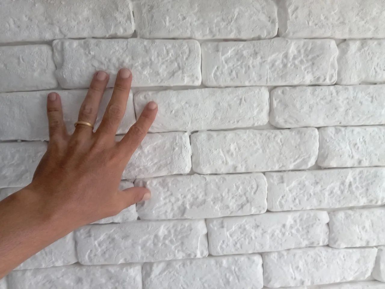 FABRICAÇÃO E APLICAÇÃO DE TIJOLINHOS DE GESSO 