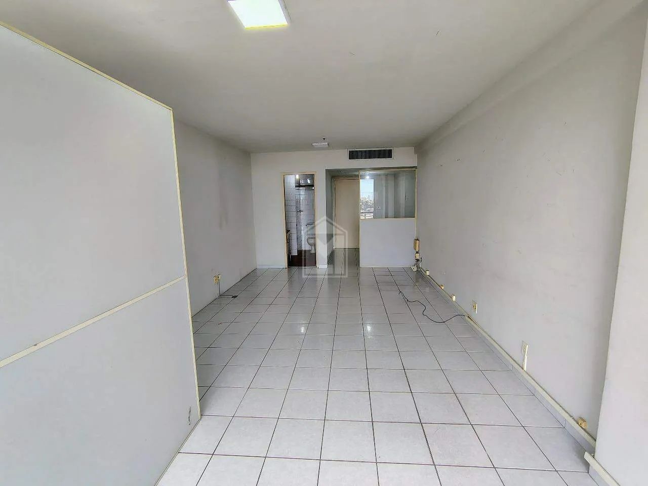 LÍVIA MACHADO ALUGA: Sala Comercial de aproximadamente 50 m²