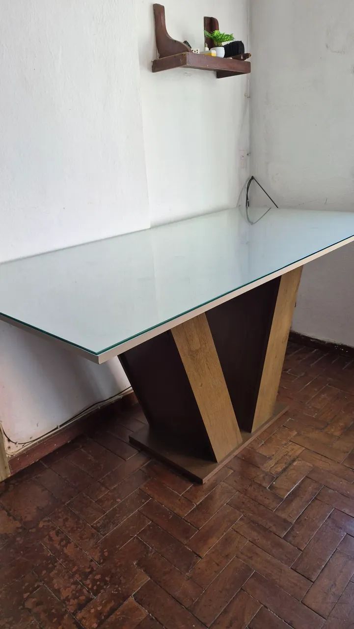 Mesa de jantar com tampo de vidro e base de madeira