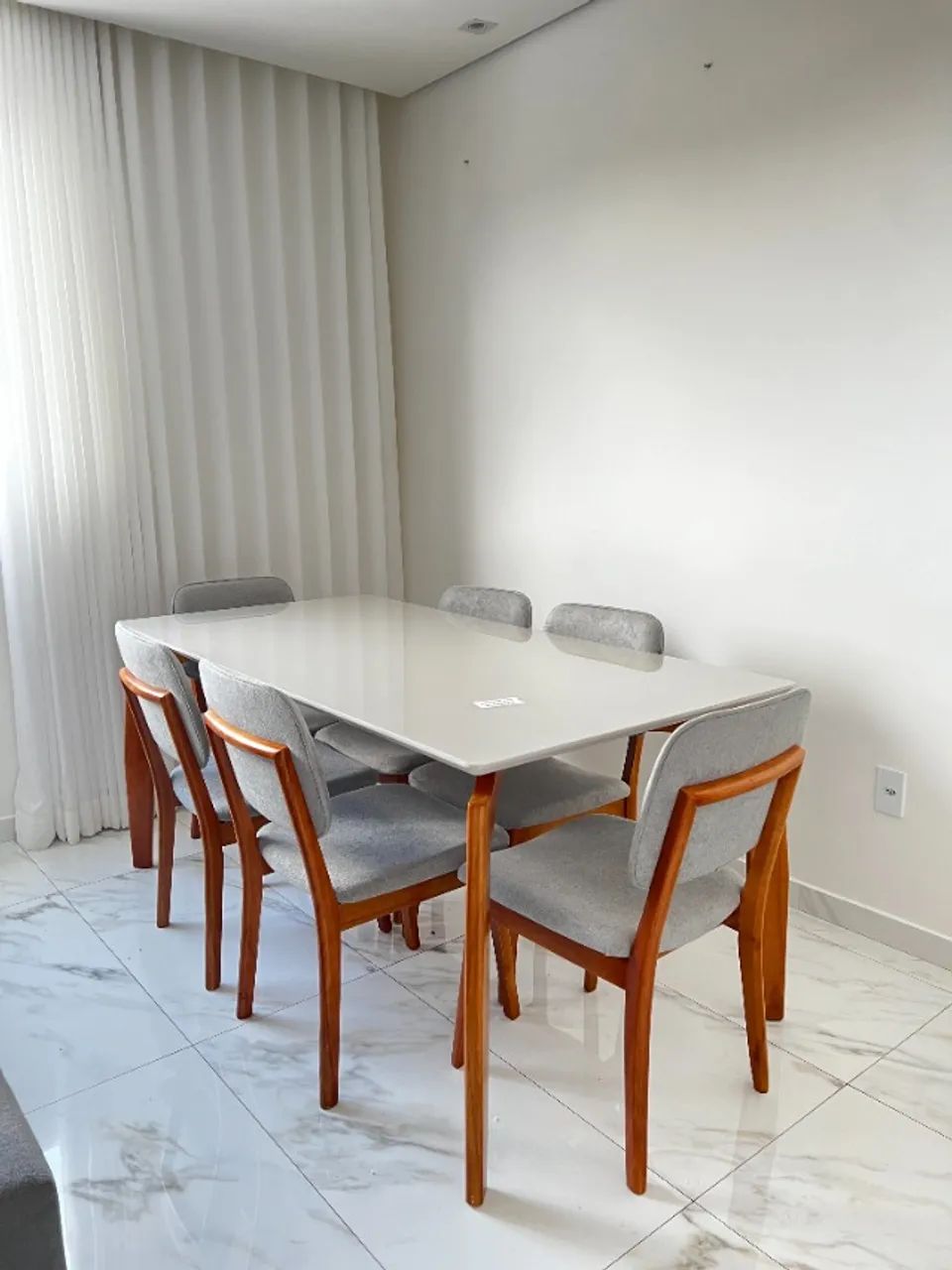 Mesa de Jantar + 6 cadeiras - Muito nova