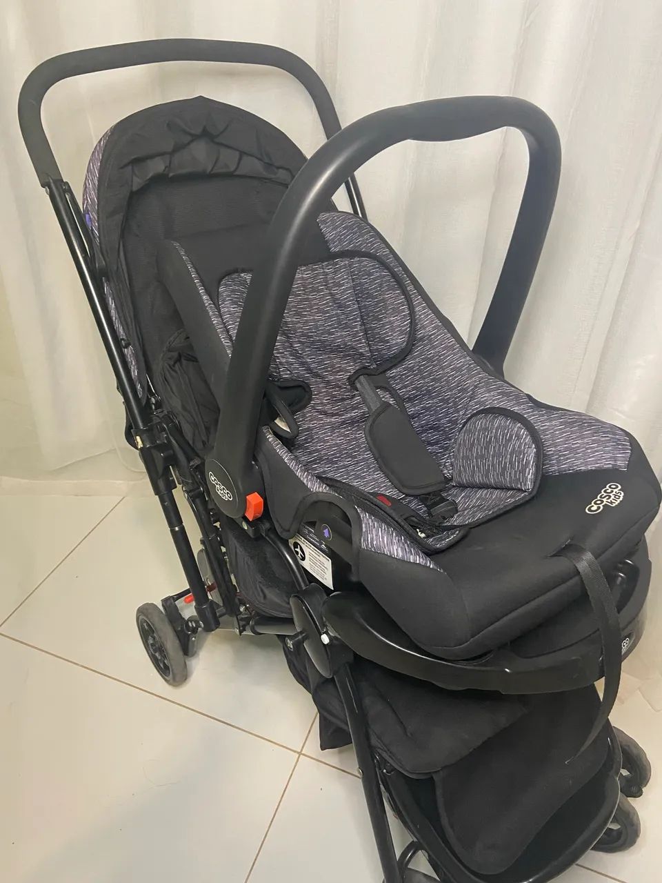 Carrinho com bebê conforto 
