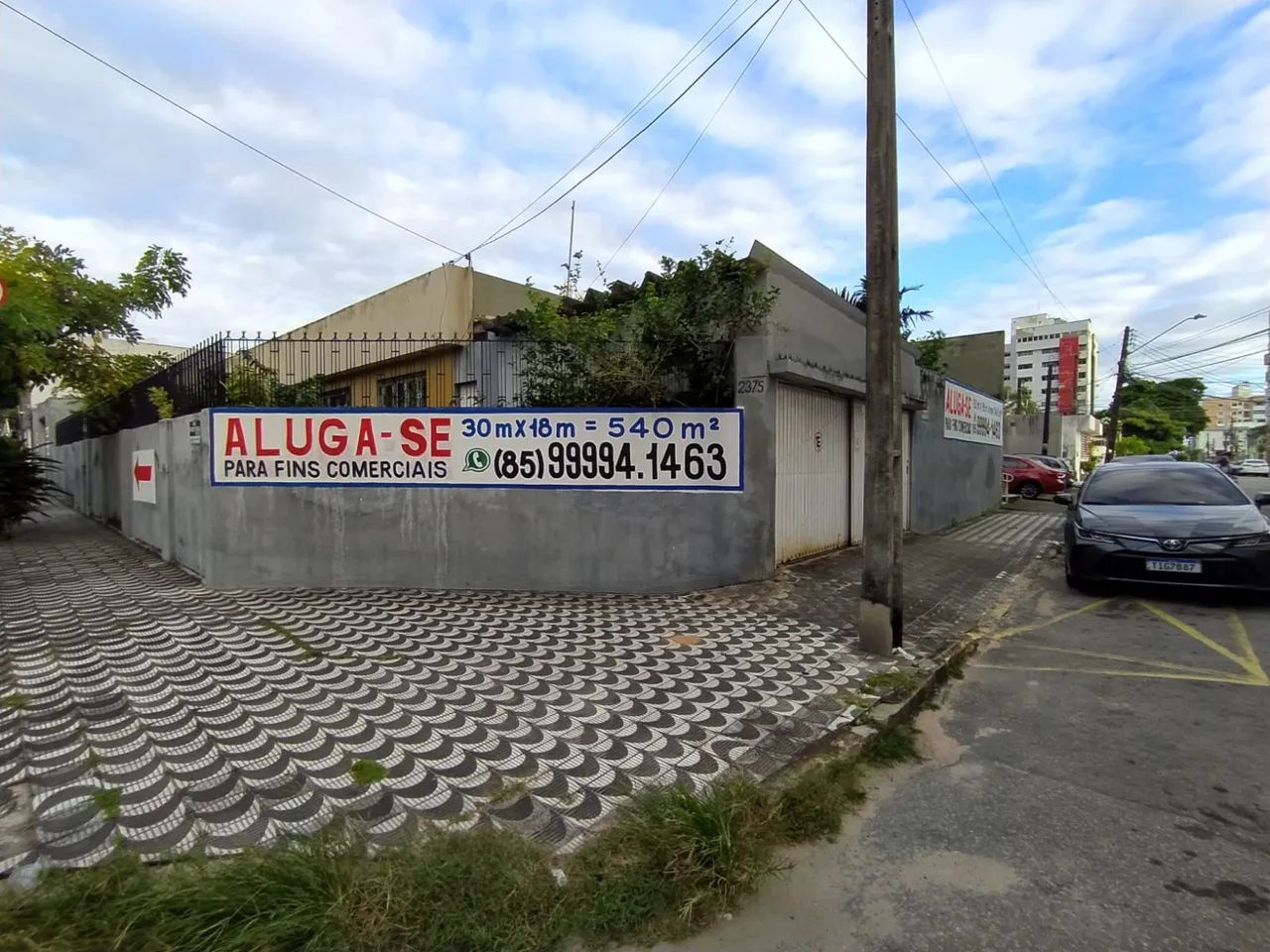 ALUGA-SE IMÓVEL DE ESQUINA - EXCELENTE LOCALIZAÇÃO!