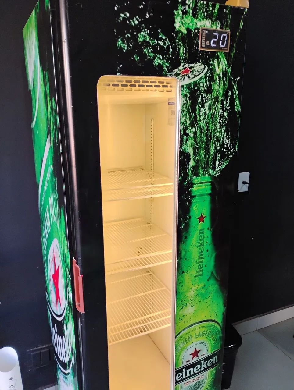 Vendo Cervejeira slim vertical 300L semi nova - Foto 3